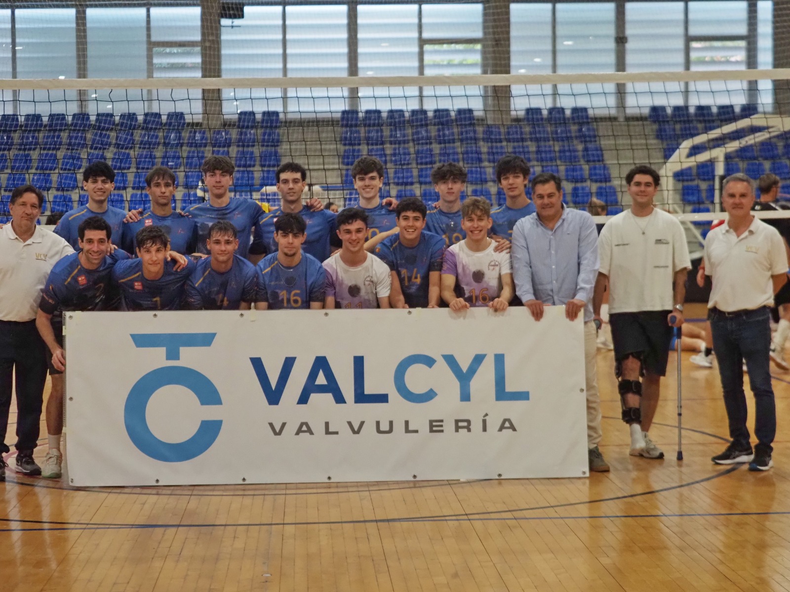 Plantilla y cuerpo técnico de Valcyl VCV junto al cartel de Valcyl