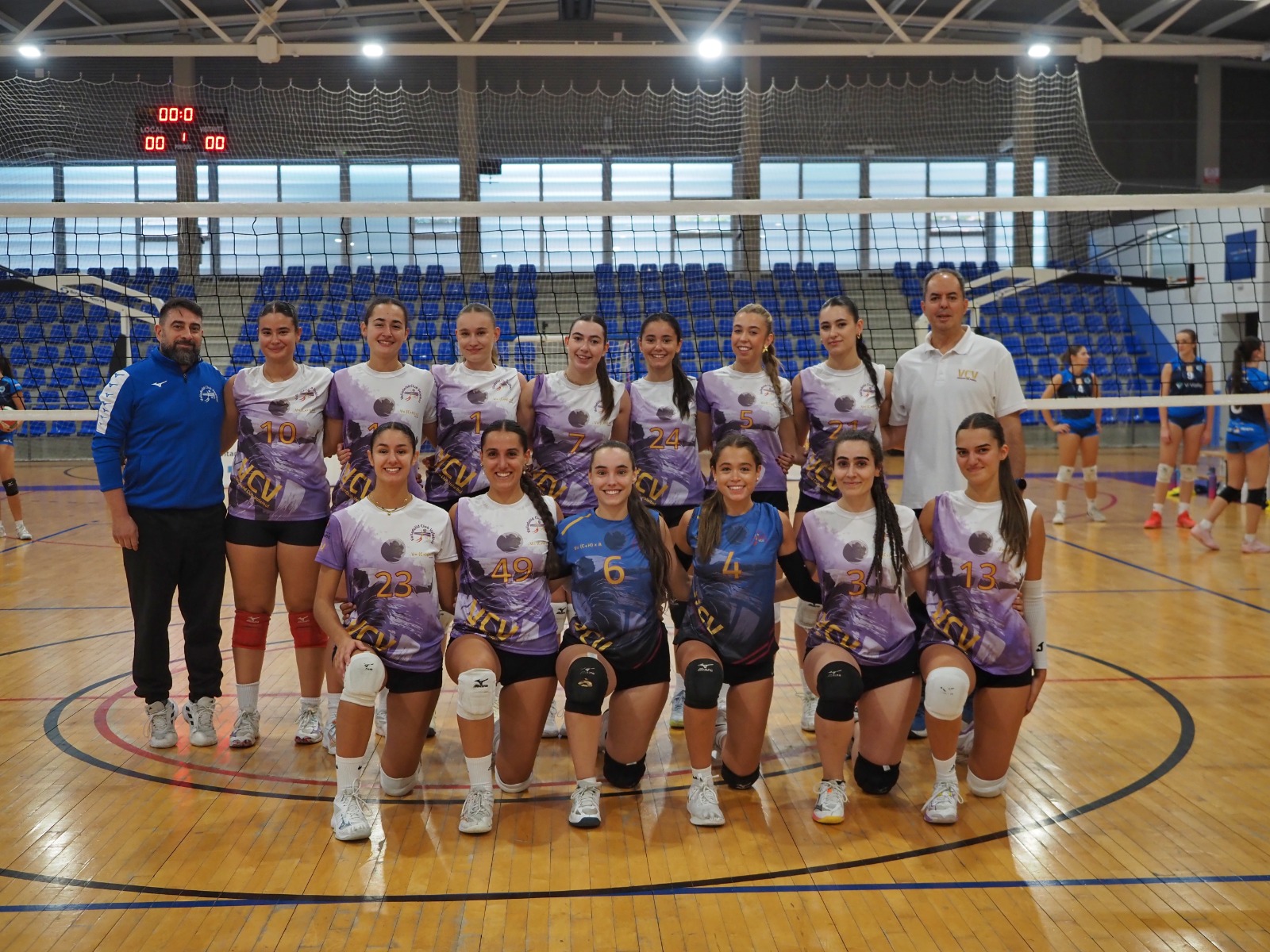 Plantilla y cuerpo técnico de VCV Vacceas posando en la pista