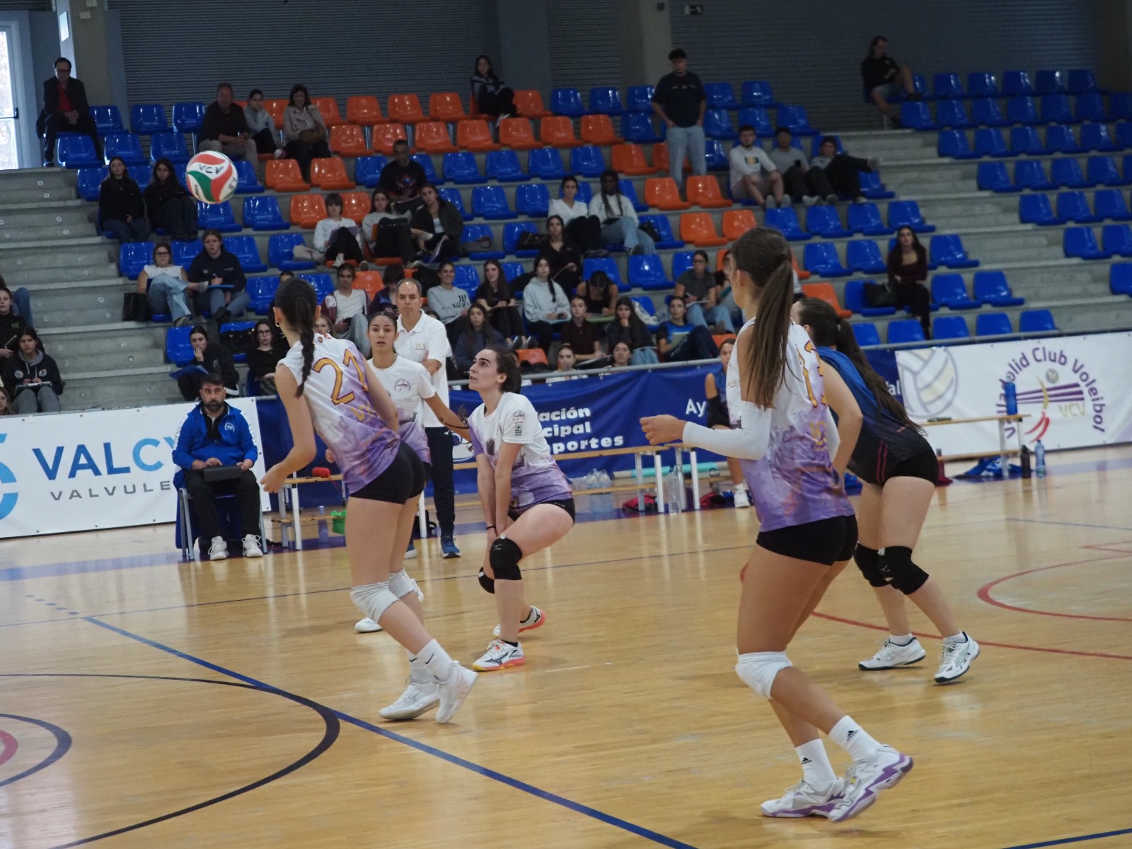 VCV Vacceas prepara una jugada durante el partido