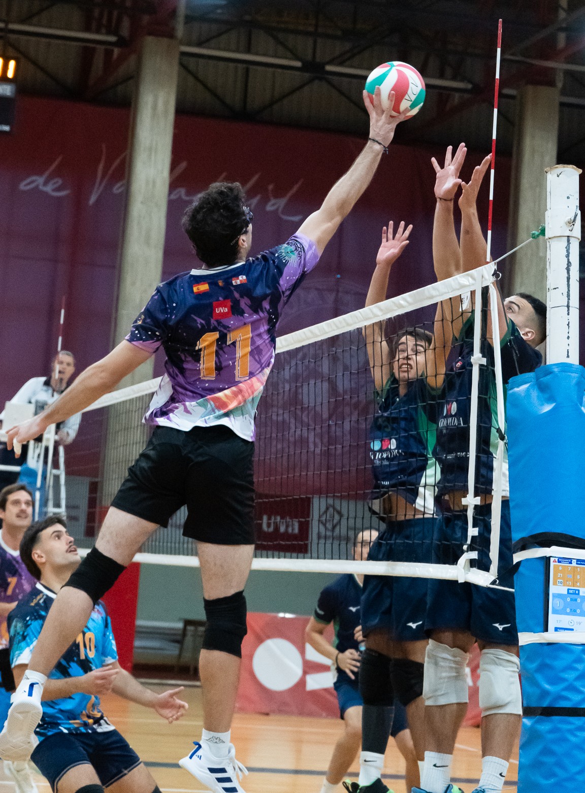 Ataque de Universidad de Valladolid VCV frente al bloqueo de Parla Voley