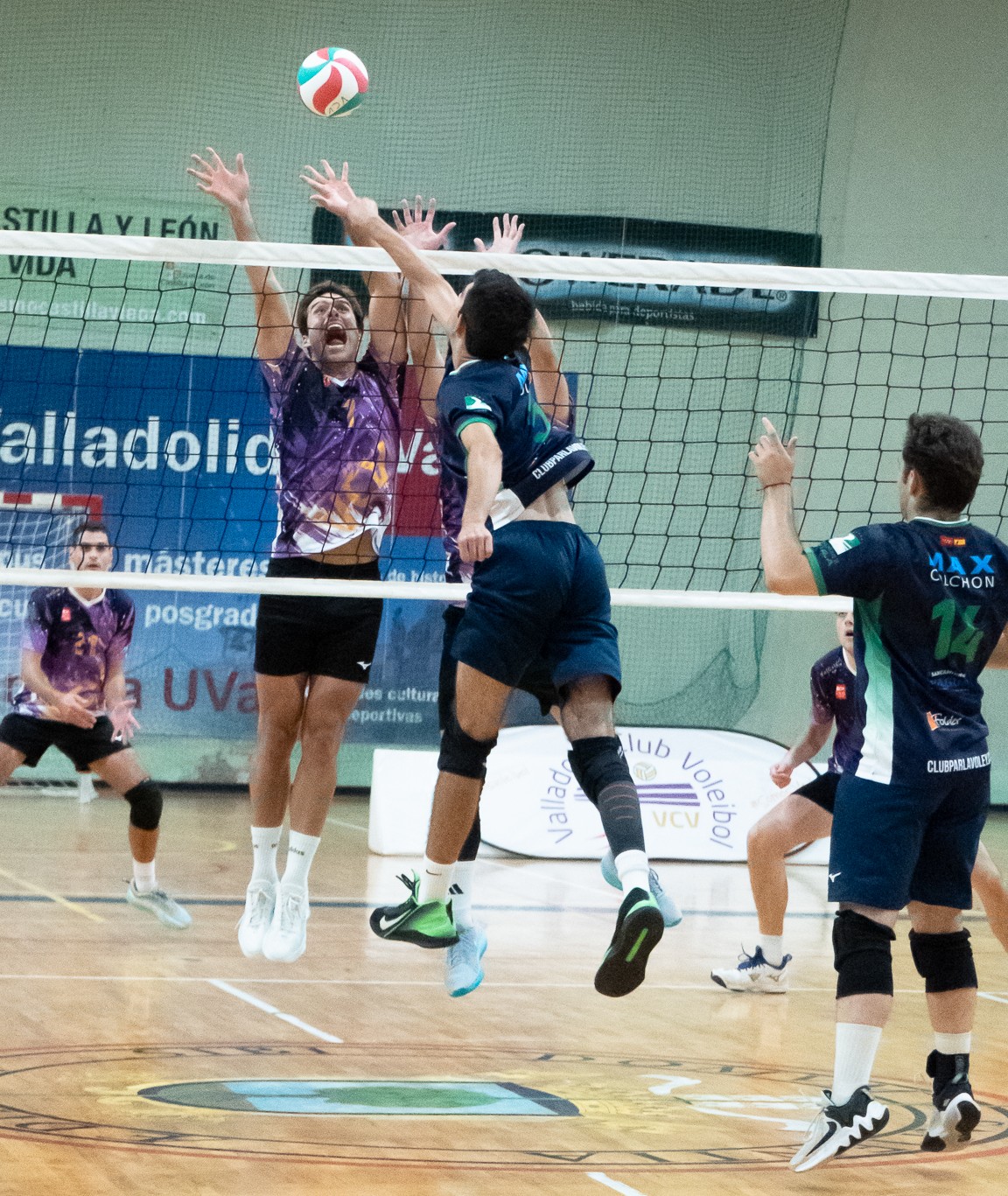 Universidad de Valladolid VCV en una acción de bloqueo frente a Parla Voley